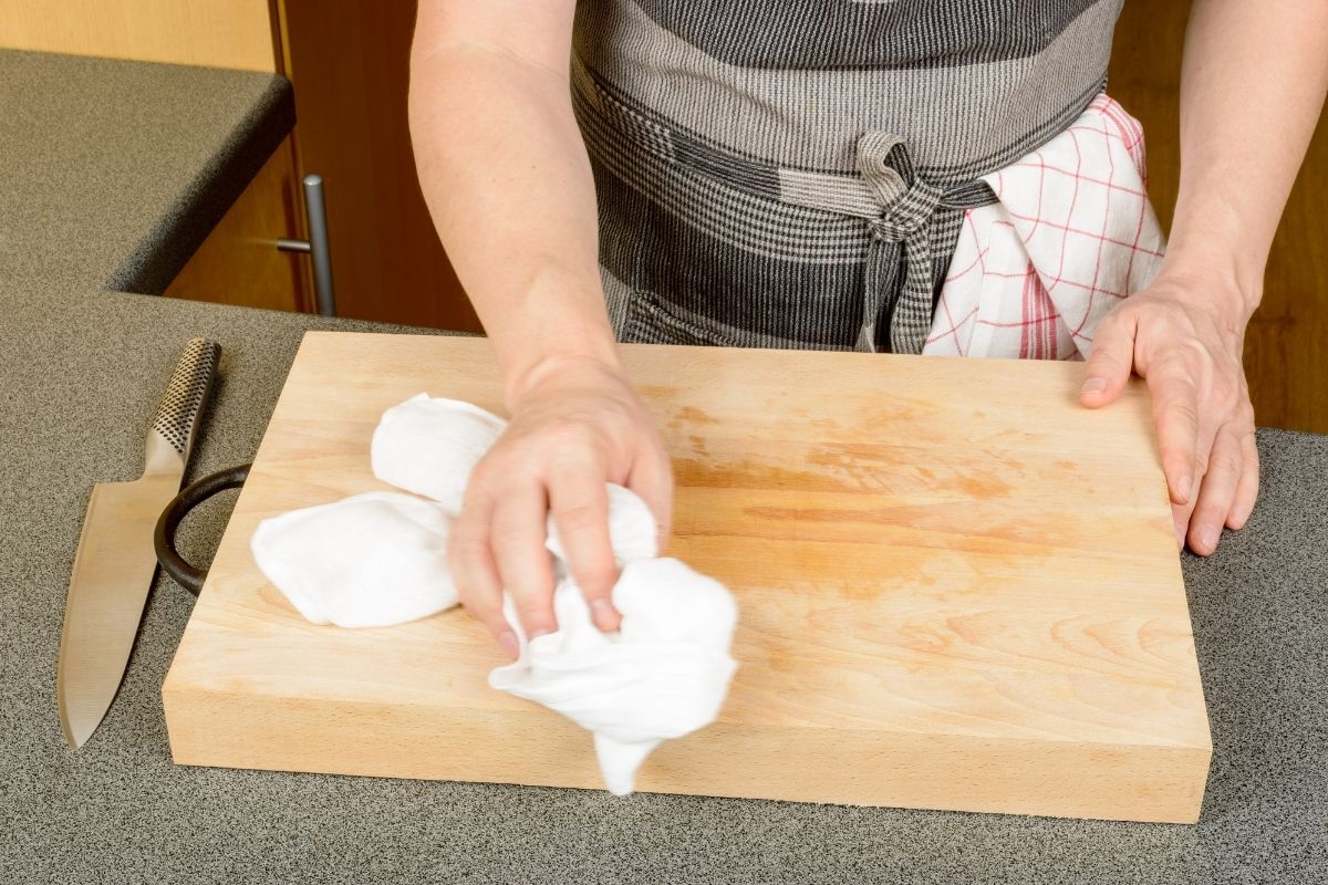 Khử Mùi Và Vệ Sinh Dụng Cụ Nhà Bếp