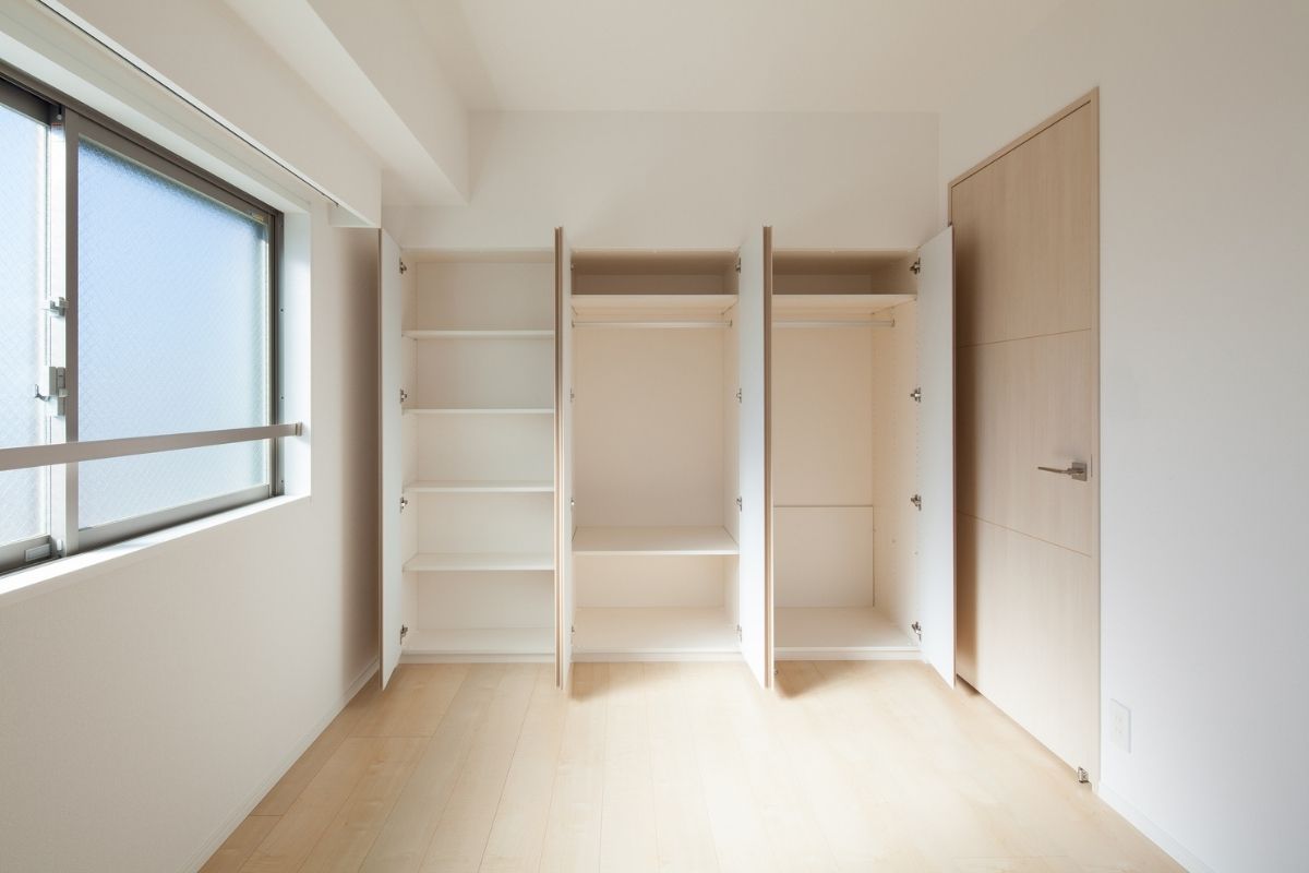 Mẹo Chống Ẩm Mốc Quần Áo - Vệ Sinh Tủ Quần Áo Thường Xuyên